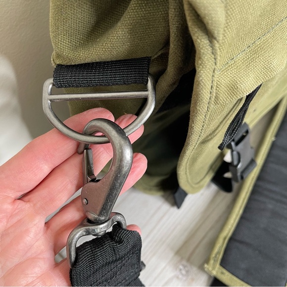 Chrome Citizen Messenger Bag in army green - Picture 7 of 12